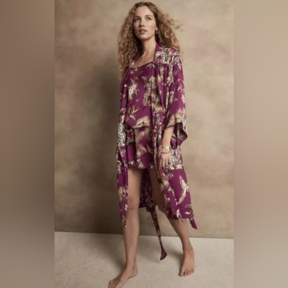 BANANA REPUBLIC medium / large Raspberry Printed Satin Robe - Picture 2 of 4